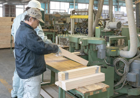 タフフローリング製造工程 単板(挽き板)製造