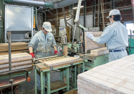 タフフローリング製造工程 貼り合せ